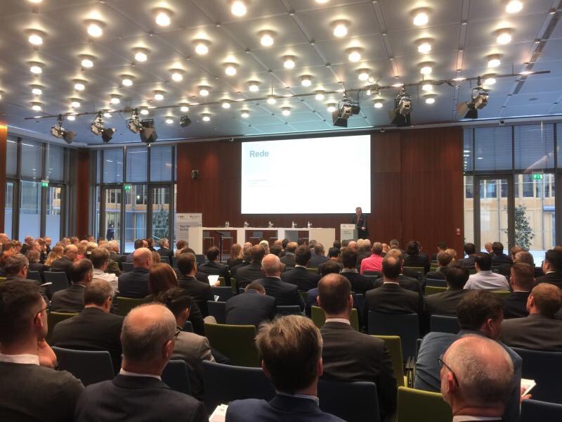 Wachter__M's tweet photo. Langfristig müssen die Maßnahmen der Politik auf das Ziel hinarbeiten, digitale & analoge #Souveränität 🇩🇪 nachhaltig zu stärken. Hierfür ist es notwendig, industrie-, sicherheits- & forschungspolitische Maßnahmen strategisch abzustimmen, so @Der_BDI Präsident #Kempf beim #TdS19. https://t.co/GbABionKFS