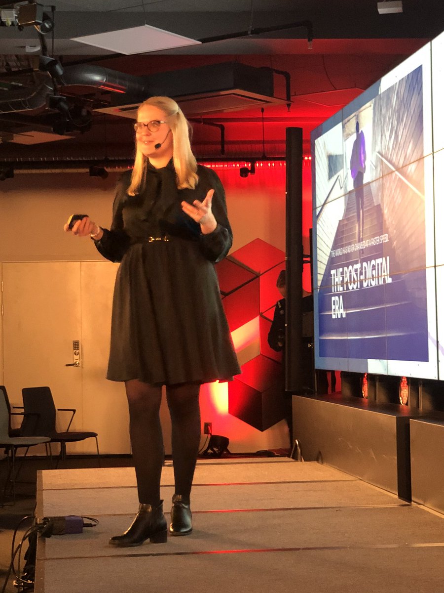 tuvapalm's tweet photo. Traditional companies squeezed between startups and the tech gigants - often facing a innovation achievement gap - could turnaround by bounderyless, adaptable and radically human transformation #oraclembs https://t.co/0q9ENfDnOC