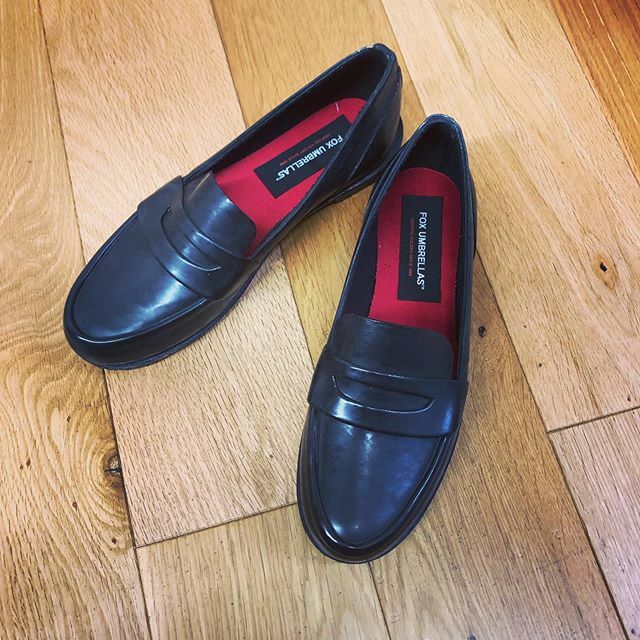 Lula_Japan's tweet photo. For a perfect rainy day like today☔️☔️❤️
@greenwich.showroom
@foxumbrellas
#2020ss
#pressview #share #lulajapan #lula #lulamagazine #rainshoes #raingoods #black #red #loafers
#greenwichshowroom #foxumbrellas
#レインシューズ #雨の日 https://t.co/Qnyukpyl8j