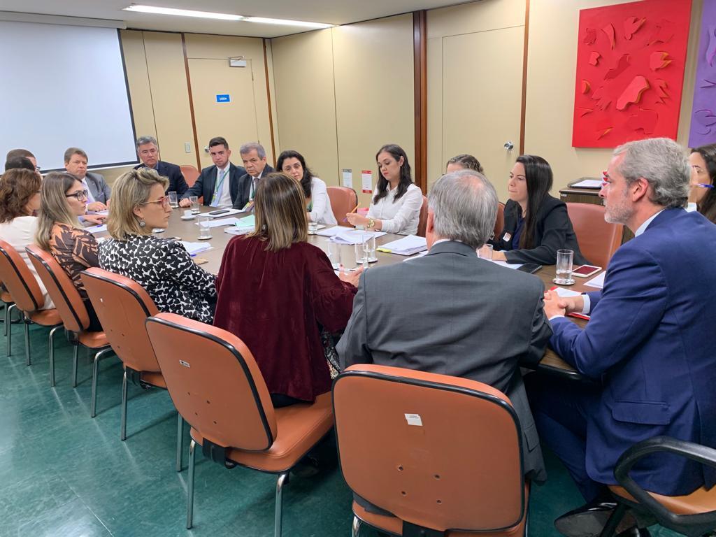 somosfonif's tweet photo. O FONIF e os deputados federais Bibo Nunes e Dorinha se reuniram com representantes dos Ministérios da Economia e da Educação nesta terça (10). O objetivo do encontro foi esclarecer aos representantes do Executivo as dúvidas com relação ao PLP 134. https://t.co/VNORVG2vJq