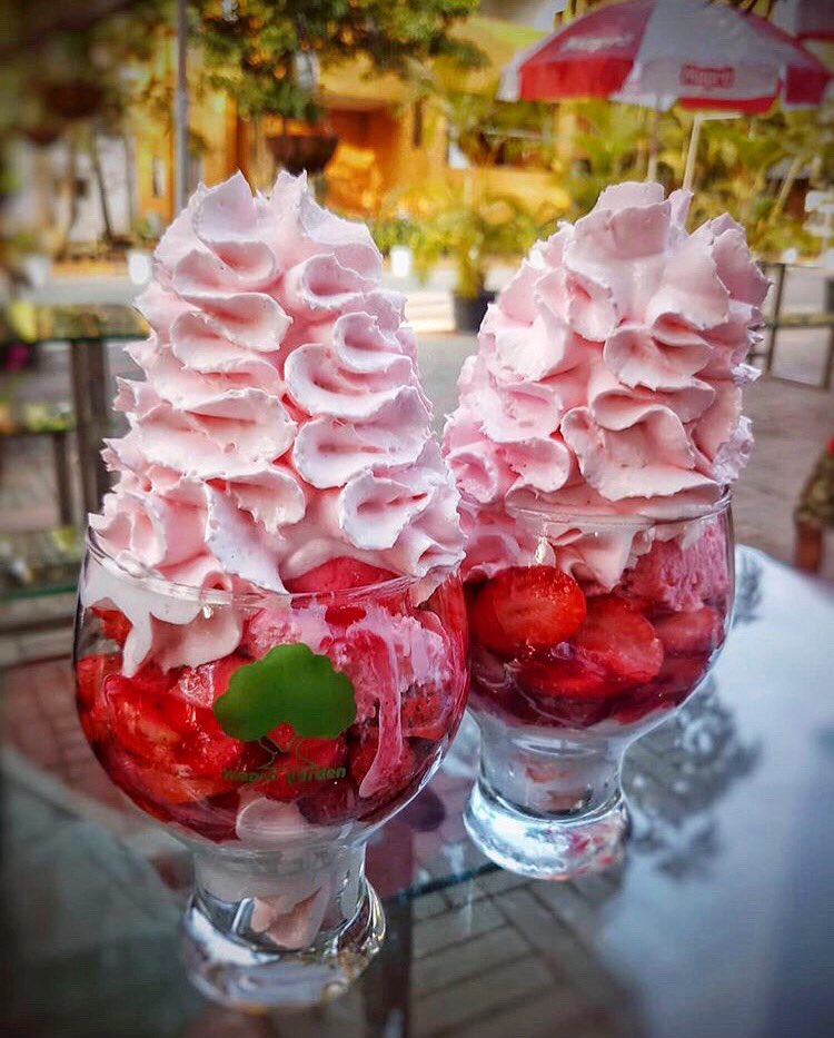 TAG A FRIEND WHO LOVE 🍓🍓
📍Mapro Garden, Lonavala
.
📸 by <a href="/offroad/">offroad</a>.running.pilot (instagram) 

#strawberry #travelphotography