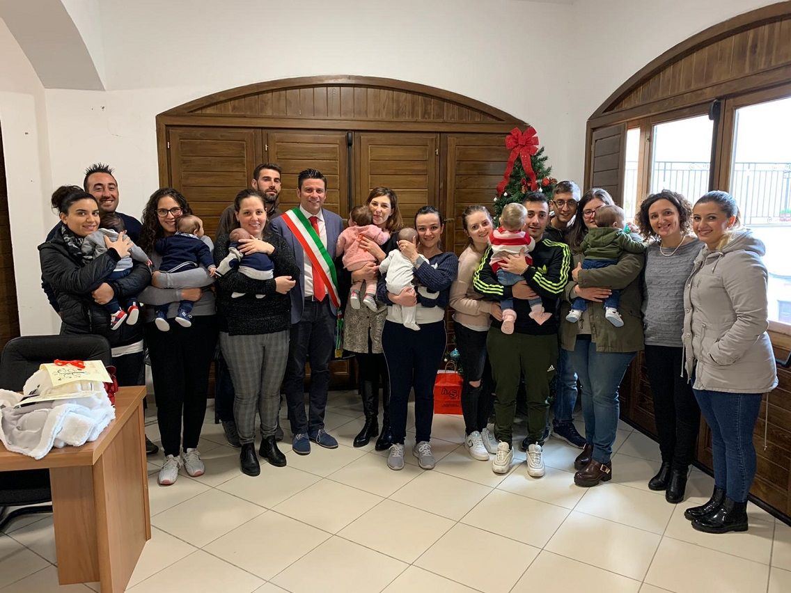 comuneucria's tweet photo. I FANTASTICI...SETTE ...nella giornata del 10 dicembre l'Amministrazione guidata dal sindaco Crisà ha consegnato il bonus bebè alle famiglie dei sette nuovi nati nel corso del 2019. Dea, Maurizio, Anna, Gabriele, Mario, Ginevra, Leonardo, benvenuti nella nostra piccola comunità. https://t.co/4StR1BHYW4