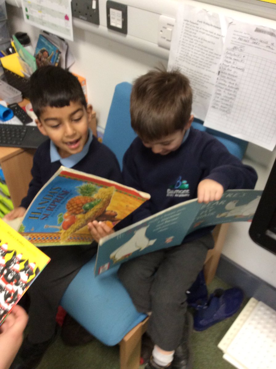 BeaumontPAc's tweet photo. We love to explore books! #reading #EYFS @SouthPennine 📚 📖 #story #fiction #nonficion https://t.co/QFQGx6rNSl