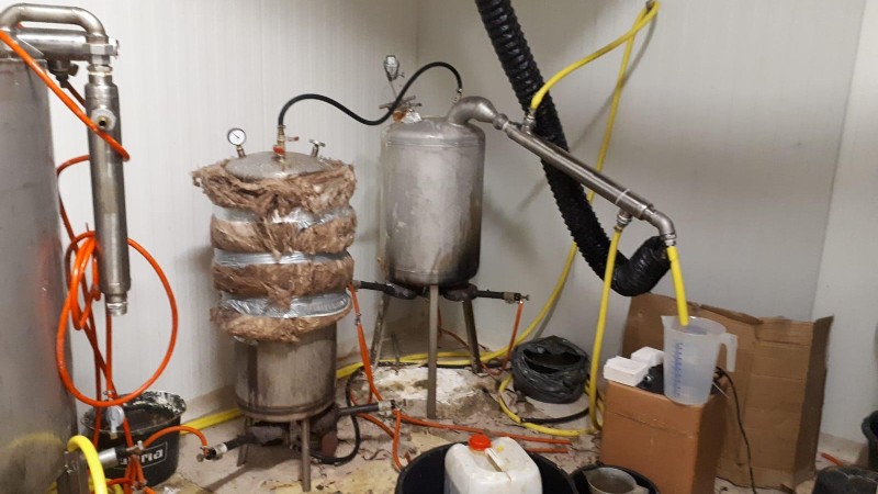 52-jarige man uit Zwolle aangehouden na aantreffen drugslab in Leeuwarden .