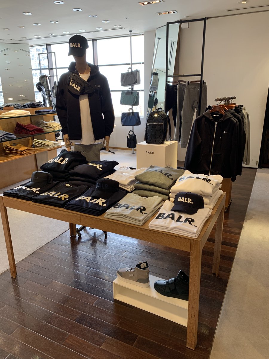 バーニーズ ニューヨーク 横浜店より 3人のサッカーのオランダ代表選手が13年にオランダで立ち上げたラグジュアリー ファッションブランド ボーラー コンセプトはサッカーとファッションの融合 人気のセットアップからバッグ等 幅広くお揃えして