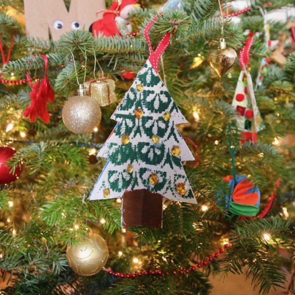Mini Makers: Doily Print Christmas Trees littlebuttondiaries.com/2019/12/11/min…