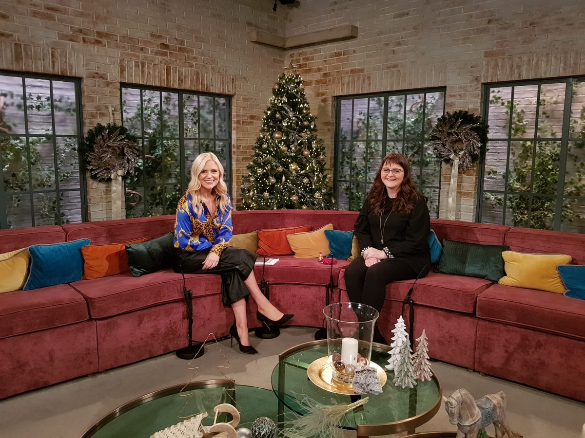 Interior Designer Gwen Kenny from <a href="/DivineDesignIRL/">Divine Design</a>  joins us now to talk through some of this season's sparkliest festive trends. 

#Irlam