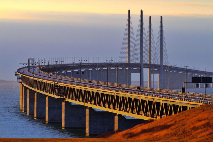 The 12km Øresund Bridge connects Denmark &amp; Sweden, and is a marvel of modern #engineering. It consists of a combined road and rail line that runs for 8km, at which point it transitions into an underwater tunnel.

How and Why the Øresund Bridge Was Built? | buff.ly/34a4rNJ