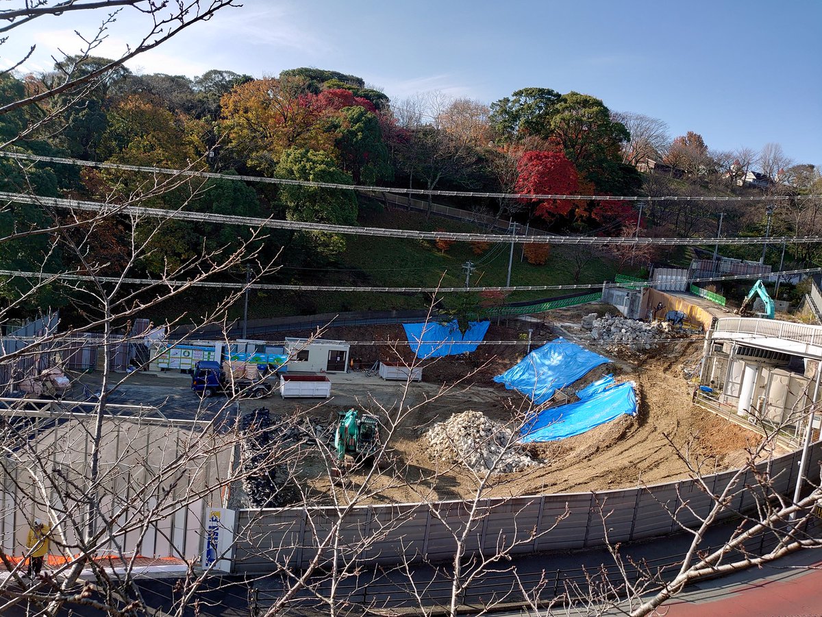 かべちょろ 計画になかったサイを2頭も導入したり どんだけ豪勢な施設になるの ってくらいの大がかりなペンギン放飼場工事したり 狭い狭い あまりに狭すぎる 古すぎる 汚すぎる飼育環境の動物がまだまだぎょーさんおるのにお金の使いどころが明らか