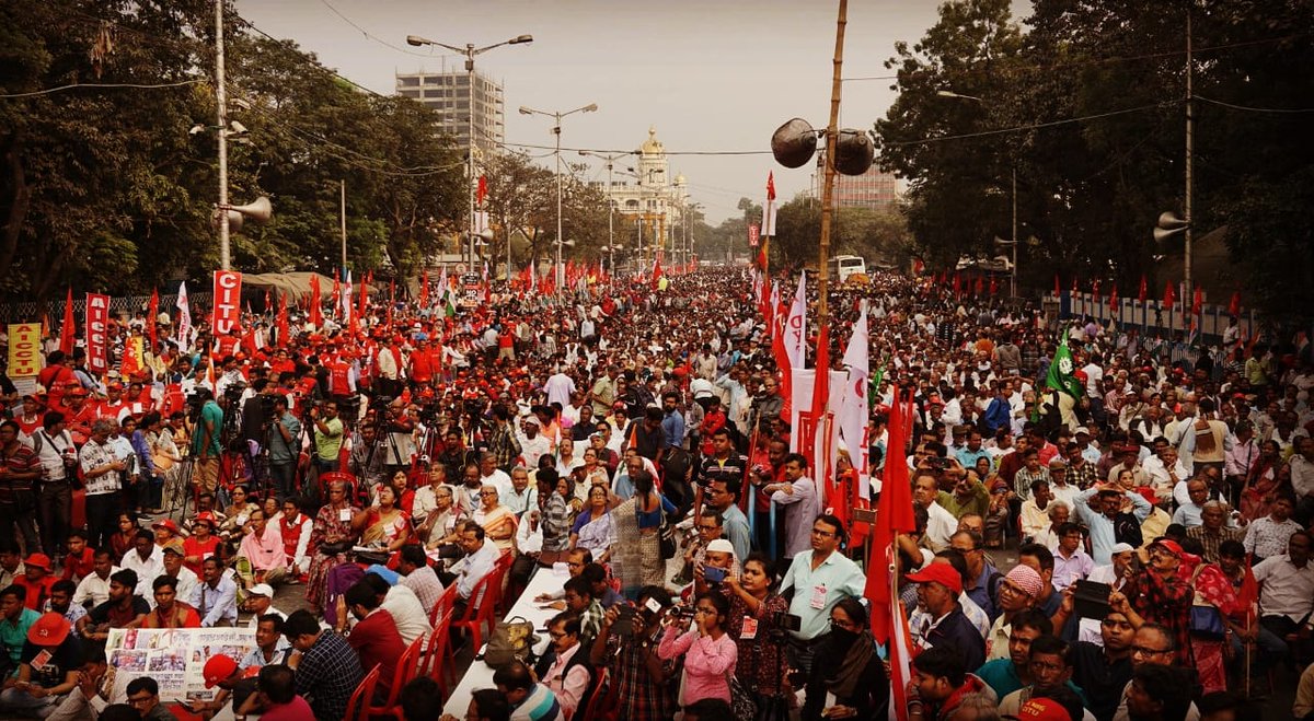 CPIM_WESTBENGAL's tweet photo. Glimpses of the public meeting held at Rani Rashmani Road to mark the culmination of #WorkersLongMarch https://t.co/S6lUI9Kcea