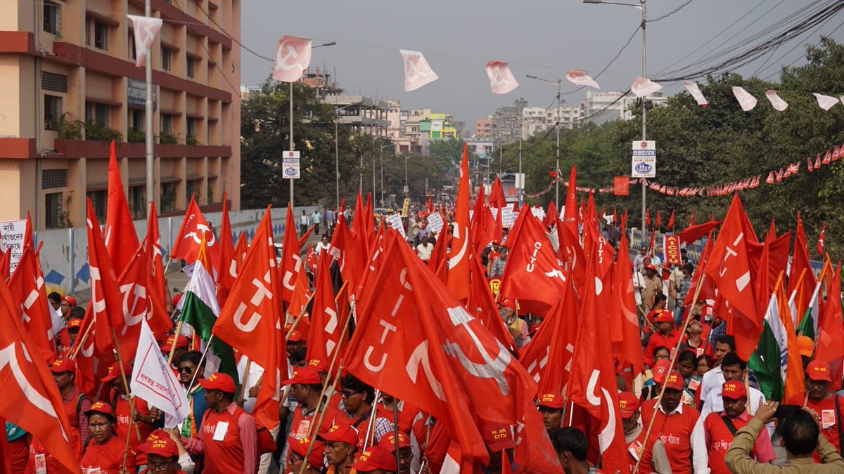 mishra_surjya's tweet photo. From Howrah bridge to Rani Rasmani Avenue today afternoon.
#WorkersLongMarch https://t.co/n0pW0gUpo0