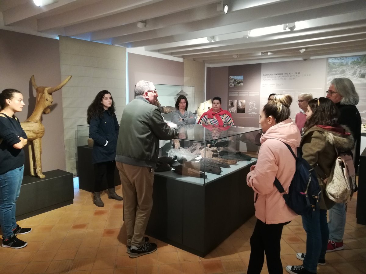 IncaPsiquiatria's tweet photo. Una mañana Otoñal, entretenida y cultural en el Museo de Pollença. Gracias @andreuaguilo! @HospitaldeInca @ajpollenca 
#salidasterapeuticas #claustrodesantodomingo #pinturapollença https://t.co/VJLY7DNspd