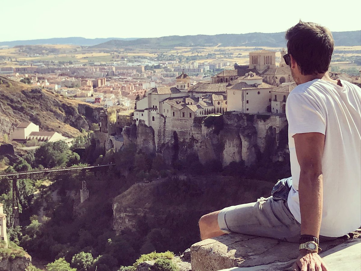 ManuSoler13's tweet photo. Mirando a Cuenca... 🤣🤣🤣❤ foto: @lara_de_miguel_ https://t.co/42Vm5TMvL5