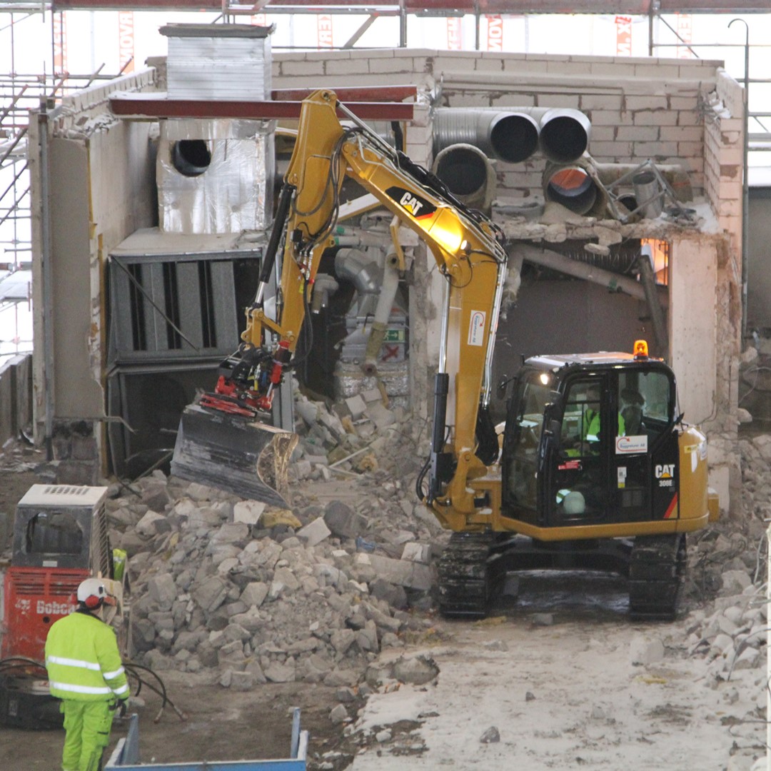 Rototilt_UK's tweet image. Cleaning up a work site or after demolition jobs a Rototilt equipped excavator is the perfect helper. Reach and access without having to move the machine increases safety and saves labour and time.
🚧😎
#transformyourexcavator #rototilt #securelock #tiltrotator #demolition