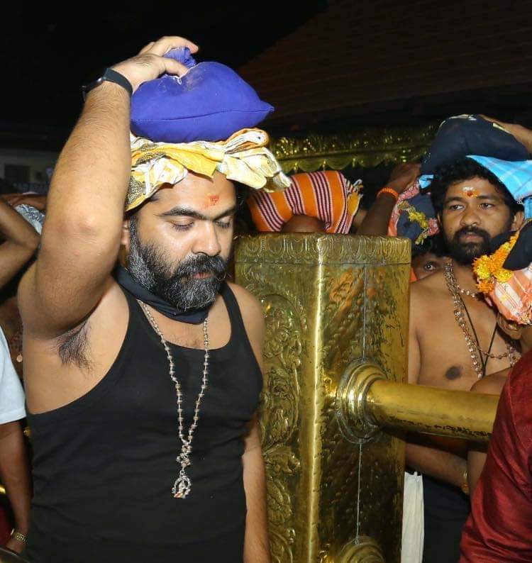 1news_nation's tweet photo. சபரிமலையில் ஐயப்பனை தரிசனம் செய்த நடிகர் சிம்பு - வைரலாகும் புகைப்படங்கள்!
#Simbu #SimbuUpdate #Sabarimala #STR #Maanaadu @Actor_SimbuFC https://t.co/U2JAG4aCMt