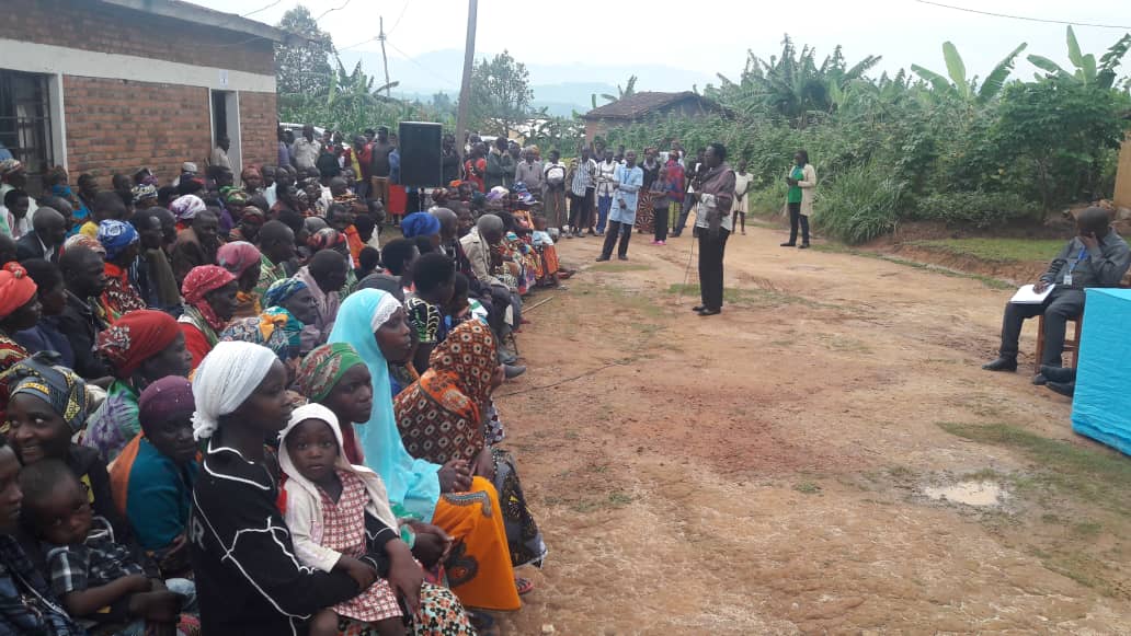 Muhangadis's tweet photo. Hatangijwe ibikorwa by'ubukangurambaga "Muhanga Itekanye" byatangirijwe mu Murenge wa Kibangu, Akagari ka #rubyiniro Ibikorwa byatangijwe na MUKAGATANA Fortunee V/Asoc Ubutumwa bwatanzwe bw'ibanze ni ku bipimo by'ubuzima biri mu mihigo y'Akarere. https://t.co/jFmxco4yjp