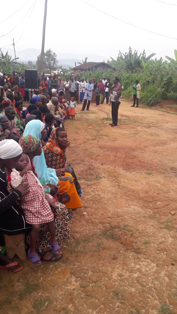 Muhangadis's tweet photo. Hatangijwe ibikorwa by'ubukangurambaga "Muhanga Itekanye" byatangirijwe mu Murenge wa Kibangu, Akagari ka #rubyiniro Ibikorwa byatangijwe na MUKAGATANA Fortunee V/Asoc Ubutumwa bwatanzwe bw'ibanze ni ku bipimo by'ubuzima biri mu mihigo y'Akarere. https://t.co/jFmxco4yjp