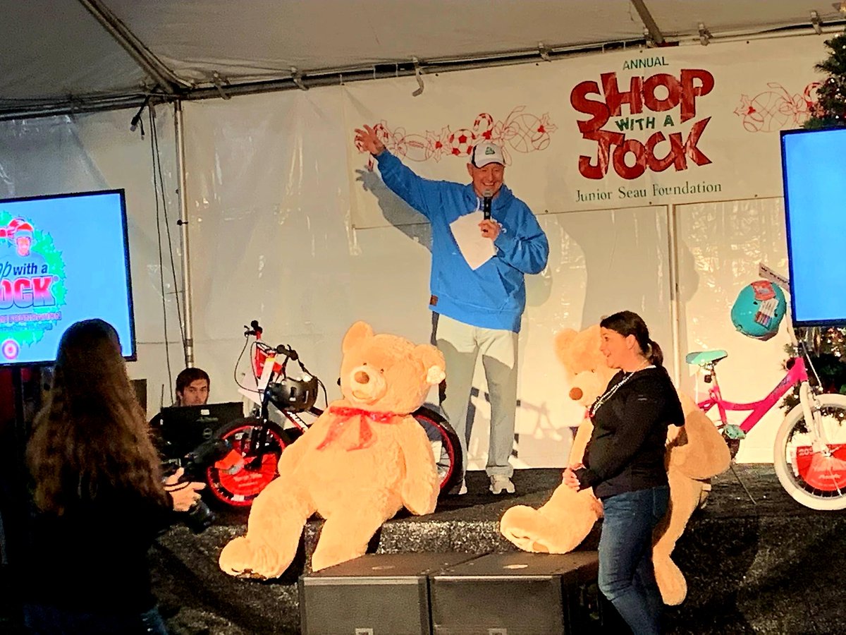 hank_bauer's tweet photo. Jr Seau. Your legacy lives on. 25 years if taking kids shopping for their families. 201 kids tonite from Girls and Boys Clubs! #BUDDEE https://t.co/SCr6WDxSkd