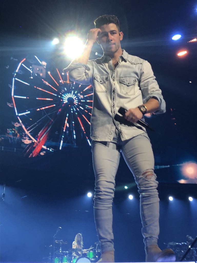 Veda94's tweet image. Had an amazing time with @jonasbrothers tonight!!! Merry Christmas mama!! Even though you almost got trampled at the end no one can mess up our good time!!!