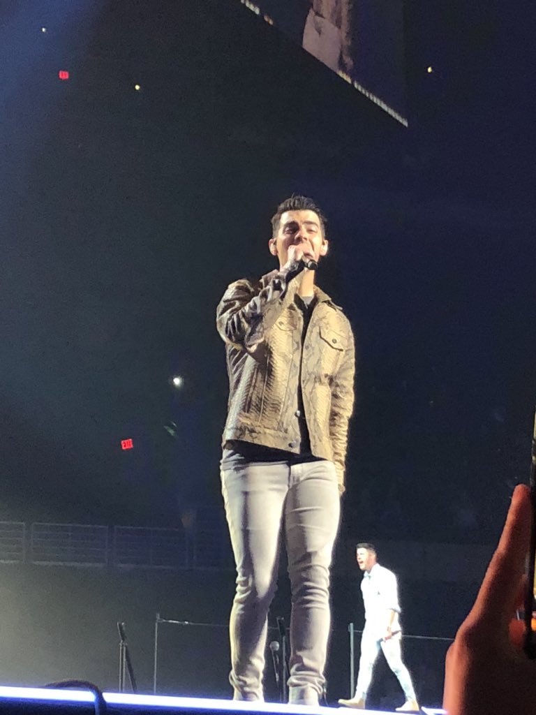 Veda94's tweet image. Had an amazing time with @jonasbrothers tonight!!! Merry Christmas mama!! Even though you almost got trampled at the end no one can mess up our good time!!!