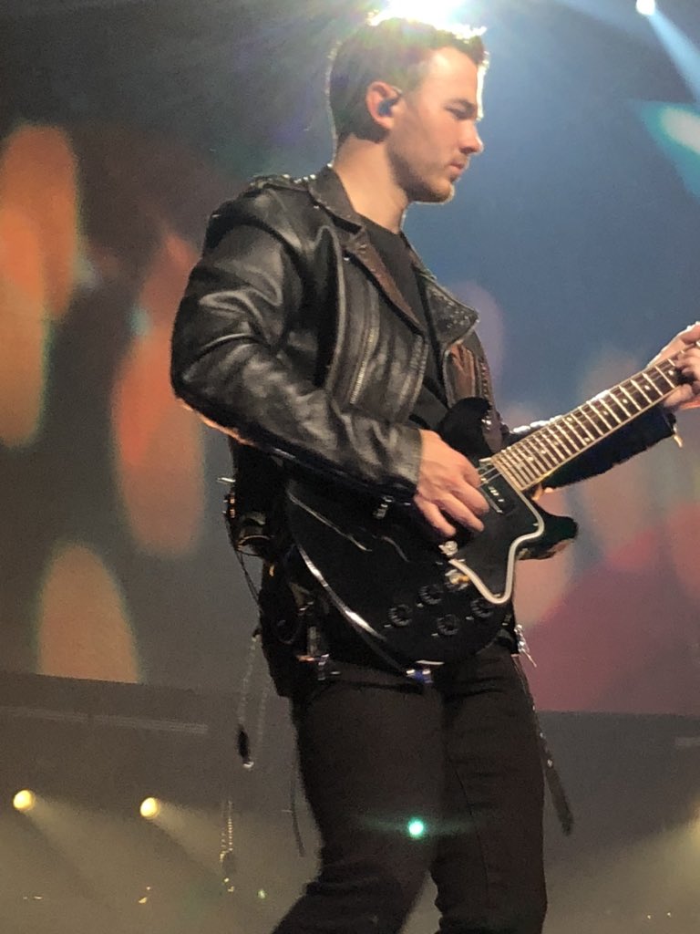 Veda94's tweet image. Had an amazing time with @jonasbrothers tonight!!! Merry Christmas mama!! Even though you almost got trampled at the end no one can mess up our good time!!!