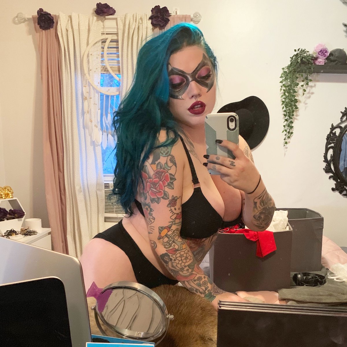 hellokerryberry's tweet image. I also stayed in my Black Cat makeup mask for multiple hours because I was too proud to destroy it. #cosplay #marvel