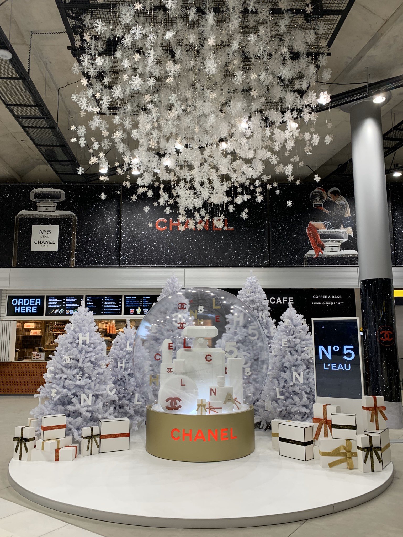 CHANEL スノードーム クリスマスツリー CHANEL スノードーム クリスマスツリー 約10cm
