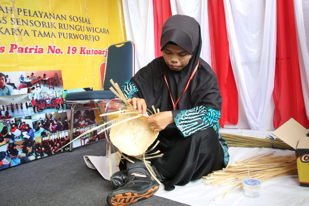 Hal menarik terlihat dalam acara yang mana seluruh pengisi acara dilaksanakan oleh teman-teman disabilitas.Dari pengisi acara pada pembukaan, maupun mengisi stand pameran 😊#JatengGayeng #haridisabilitasinternasional #kitasama #IndonesiaInklusi