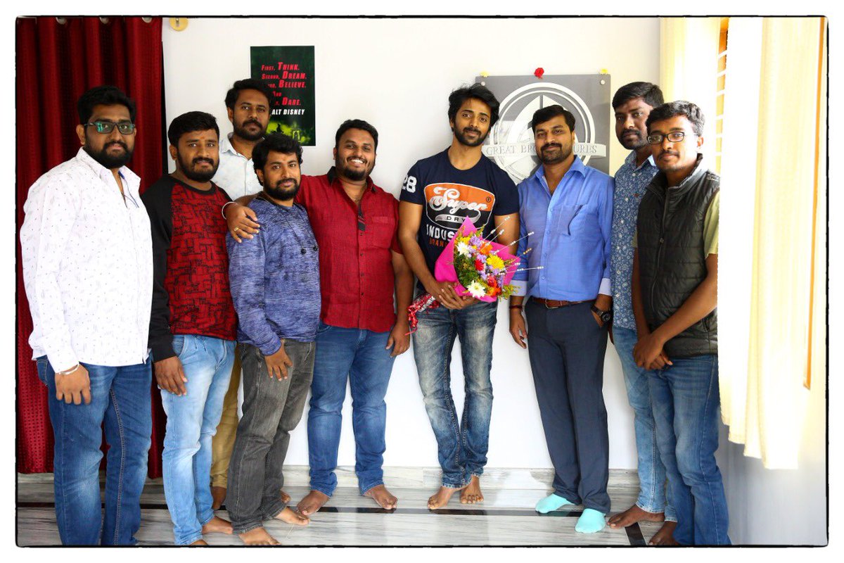 cineloka's tweet photo. #HistoricalHit #Kurukshetra’s Associate Director #SubhashChandra’s Directorial Debut *ing #Panchatantra Fame #VihaanGowda

Songs Penned by Dr @nallanagendra &amp; #JayantKaikini 😎

Producers: #Manjunath-#Rajendra 
Music by #SureshRaj 
Editor : #Sunil

#GreatBrosPictures #Cineloka https://t.co/kdqtQXSfEm