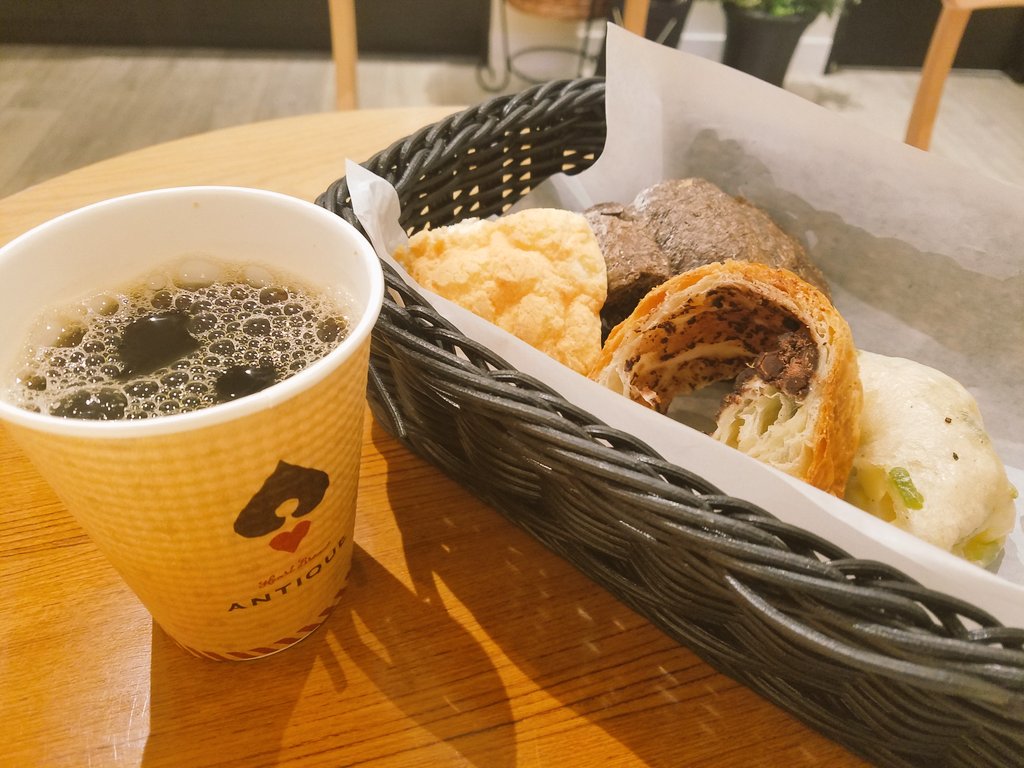 JapanTripGuidee's tweet photo. Yummy breads for breakfast at Karasuma in Kyoto. All you can eat breads! 
#antique #breads #allyoucaneat #bakery https://t.co/jROZr2aNUq
