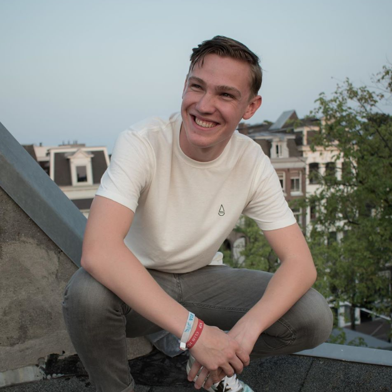InvisCitiesNL's tweet photo. Wij zijn aan de slag met het thema 'statushouders'. Wat wil jij hierover weten? Voordat we anderen bevragen, interviewen we eerst elkaar, waaronder redactielid Bas (19) over A'dam, Ajax en zijn talent om nep te lachen voor instagram.
#invisiblecities #interviews #statushouders https://t.co/3IfNLrmKVK
