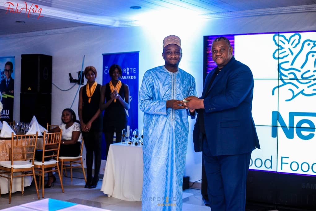 aristidemabatto's tweet photo. @NestleCWAR_FR Cameroun, meilleure entreprise "responsabilité sociale" 2019.
Prix décerné par @Fabafriq recueilli par Rostand Banzeu, Corporate Communication Manager, Nestlé Cameroun.

#SniperDePub https://t.co/ceGWajEuWc