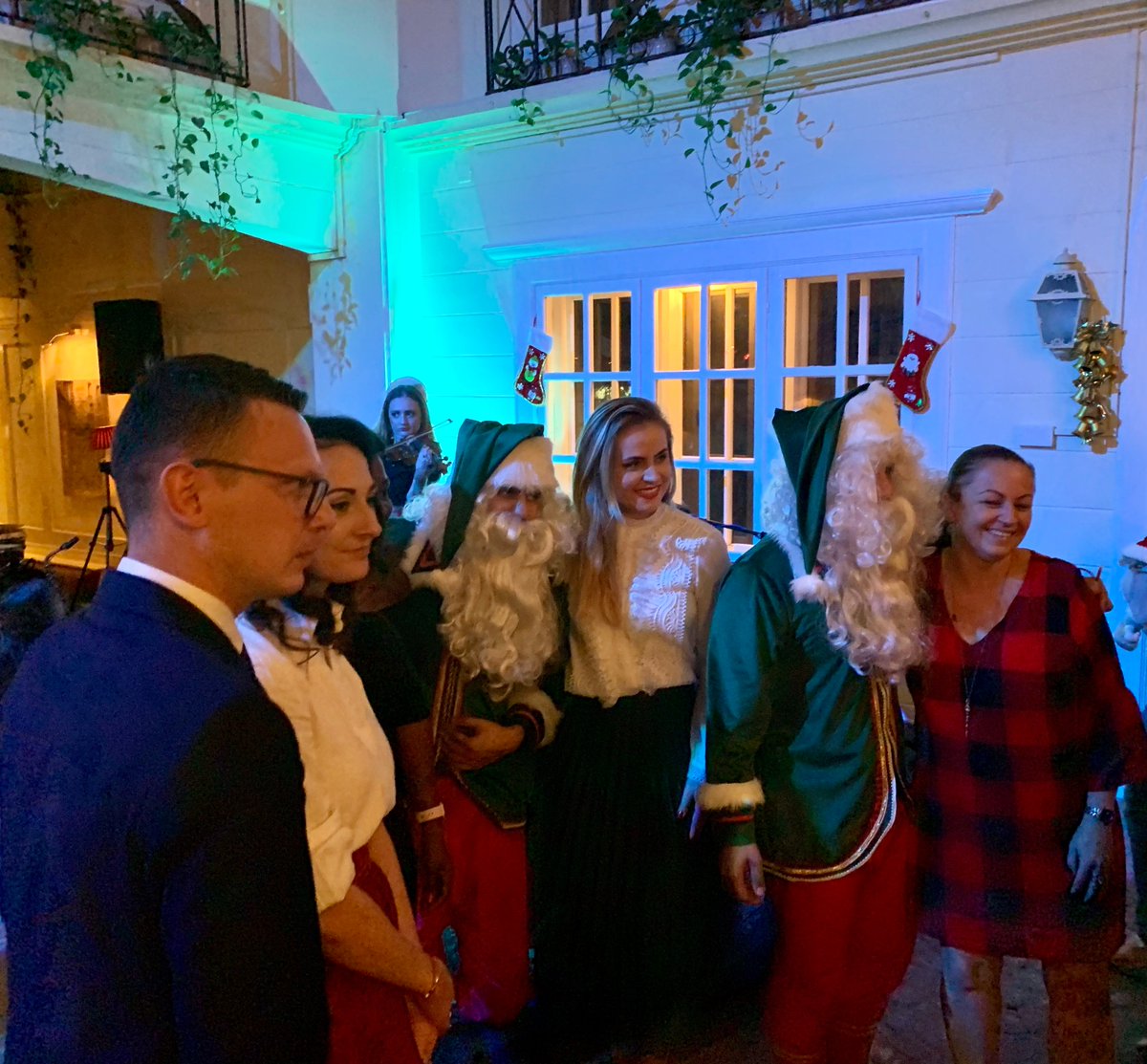 PLinKuwait's tweet photo. Beautiful #Christmas evening in #Manama, full of gifts and festive atmosphere!🎄Consul Sebastian Kmita met with the Polish 🇵🇱 community in #Bahrain 🇧🇭. 

📷Upstairs Downstairs Restaurant https://t.co/21pCNRLthM