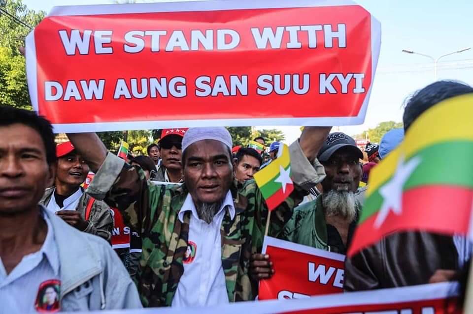 phyu_4's tweet photo. Did everyone see theses photos?🥺 Theseare prayers in each religion ❤️ The truth will never dies ❤️ That is the truth 💖 we stand with our leader Daw Aung San Su Kyi ❤️#WeStandWithYouAungSanSuKyi https://t.co/FGcUrX1HMe