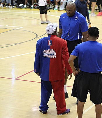 clipperdarrell's tweet photo. #POWERCOUPLETUESDAY @OfficialNbaRefs and the @NBA .. I Was Talking With the Refs just Letting them Know that How Much I Respect Their Job and How Hard of a Job It is!!! .. Just Remember NOONE IS PERFECT!!! #LETSGO #RESPECTTHEGAME #FANTRUTH #PCT https://t.co/Ry7MJM3UYq