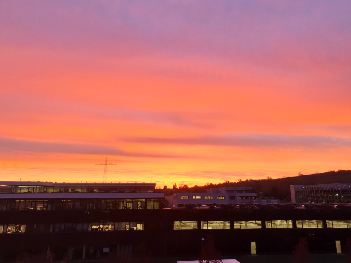 stachomike's tweet photo. Sonnenaufgangsromantik am Bechtle Platz 1 -  #motiviert #bechtle #zukunftsstark #onebechtle https://t.co/lpZ1QKIYdf