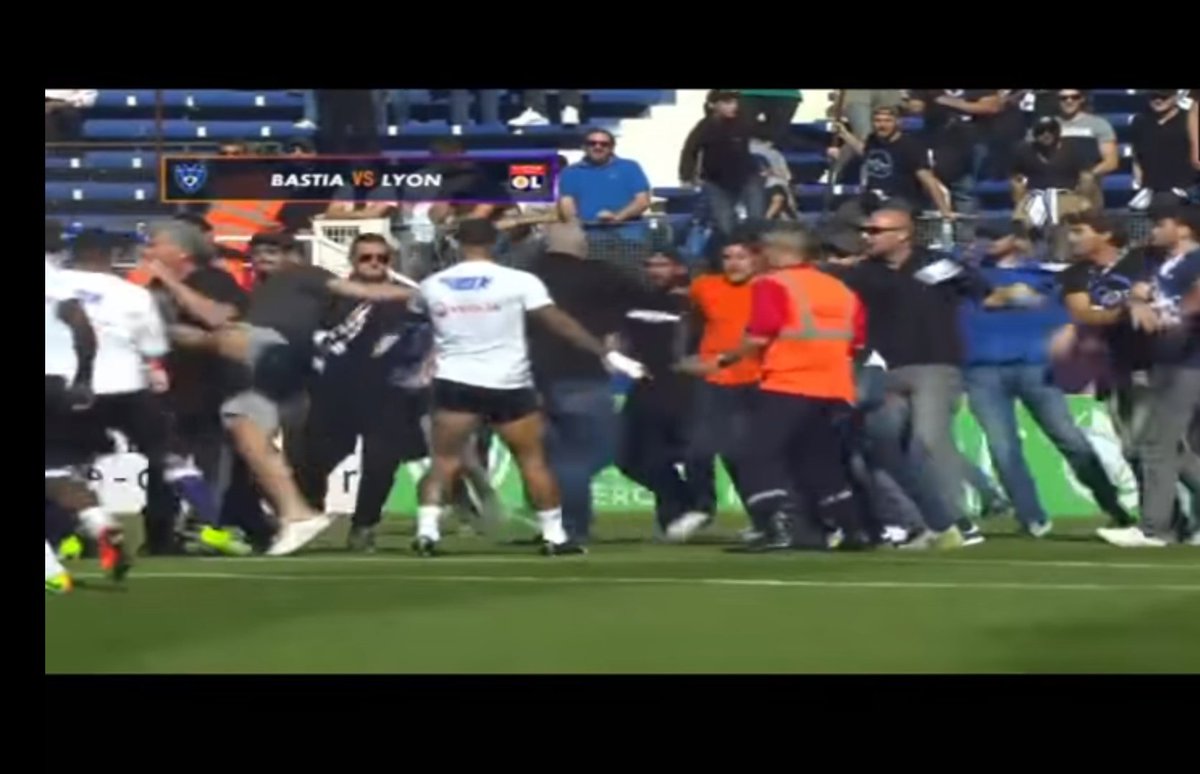 Memphis était prêt à en découdre avec 40 supporters de Bastia, c'est pas un mec alcoolisé avec une banderole qui allait lui faire peur 😭

Giga paire de couilles 👏
