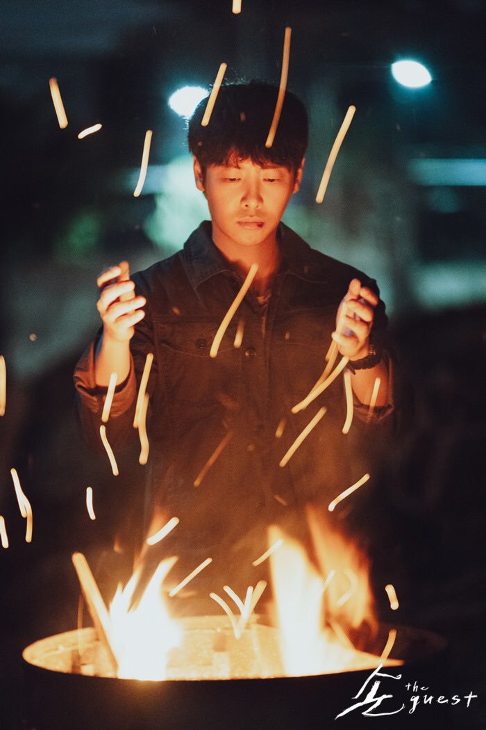 겨울왕국 봐서 그런지 자신의 능력 제어안되서 f급 센티넬 (f급이면 국가에서 사형시킨다는 설정) 로 등급설정되고 지하감옥에서 제어장치 찬 채로 한참 높이 있는 창살 바라보며 영혼 죽어가는 윤화평 생각하고 심장 부서짐.. (화평의 주 된 능력은 화염임)