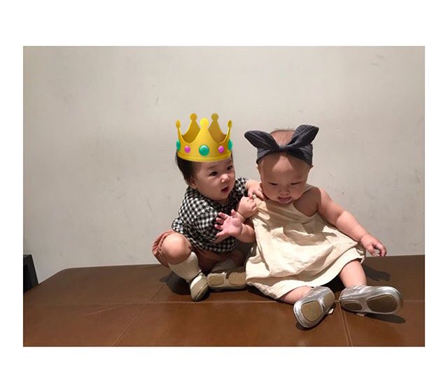 <a href="/Yxxngi_B/">Yoongi.</a> Noviembre 22, 2019.

Los mellizos cumplen un año de edad y les festejan en casa con su hermano mayor y sus primos.  Además publican en Instagram una foto de <a href="/MinDaeYun/">Dae Yun</a> y @MinYaeYun anunciando su día especial.