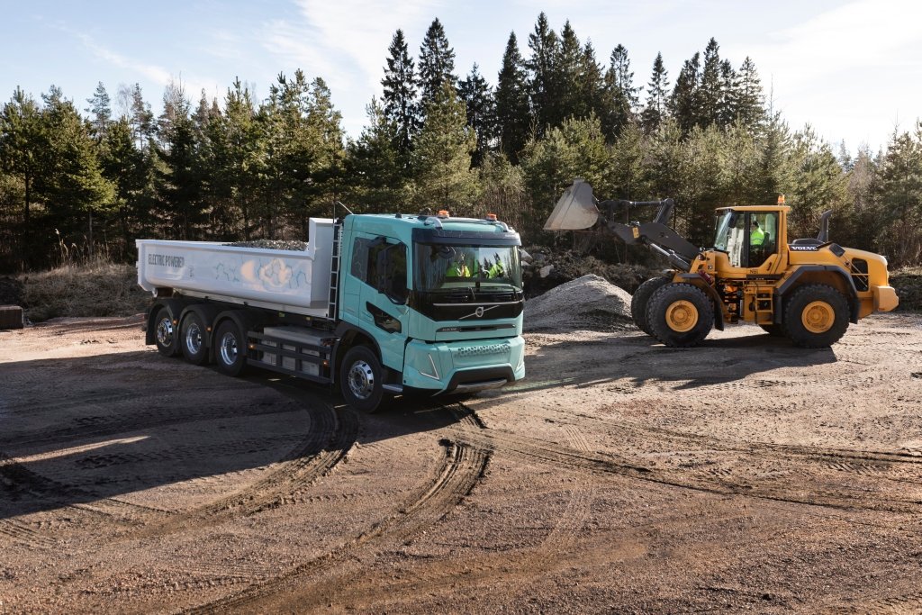 VolvoTrucksRus's tweet photo. Volvo Trucks представляет свою новейшую разработку: два концептуальных электрогрузовика для строительства и региональных перевозок в Европе. Подробности об этих автомобилях, а также наш взгляд на будущее отрасли - https://t.co/UfwEhJbj6L https://t.co/NXLDJclirx