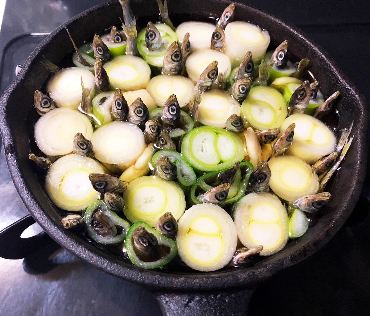 ぱっと見は地獄絵図？！www美味しいのに見た目がちょっと残念なネギアヒージョ･･･www