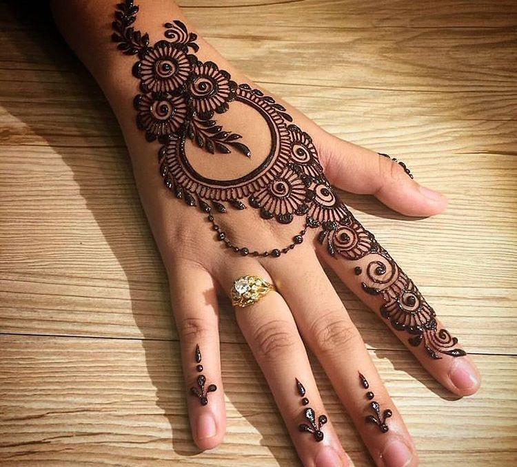 rajumehendi's tweet photo. Simple Modern mehndi design Images... If you are looking for a simple mehndi design then you must check out these mehndi design images!

#simplemehndidesign #easymehndidesign #easymehndidesigns #mehndidesign #mehndidesigns #Mehandi #mehndi #art #design #mehndiartist https://t.co/1iVH06TTpK