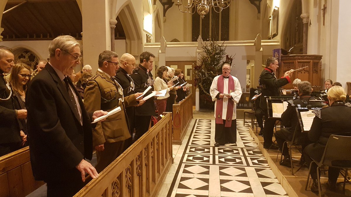 6RIFLES_CO's tweet image. Father Paschal led a roof raising carol service supported by the Salamanca Band and Bugles in Topsham last night marking the start of the festive season @armychaplaincy #bandandbugles #swiftandbold #belonging #therifles
