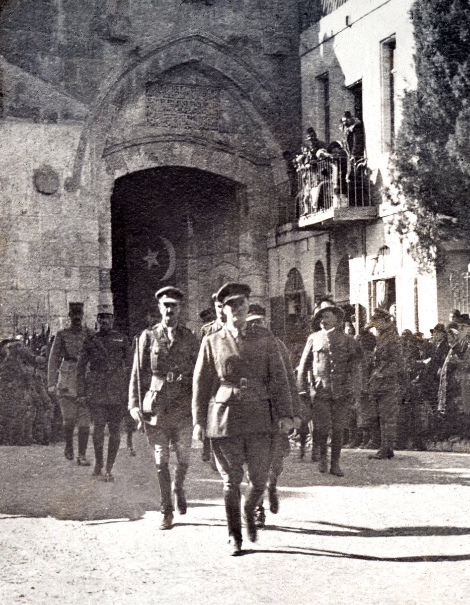 Mecra's tweet photo. Tam 102 yıl önce bugün... 

11 Aralık 1917'de, İngiliz komutan Edmund Allenby, El Halil Kapısı'ndan yürüyerek Kudüs'e giriş yaptı.

Osmanlı, 401 yıllık hâkimiyetin ardından 9 Aralık'ta şehirden çekilmiş, tarihte bir dönem kapanmıştı.

Peki, 102 yıl sonra? Kim bilir... https://t.co/xmBxxOq0Og