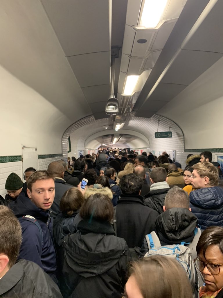 Hor_Reezy's tweet photo. @RATPgroup @ClientsRATP #RATP on va jouer à un jeu à la fin de la grève ce sera la grève du ticket ! https://t.co/L9uLlNjp1O