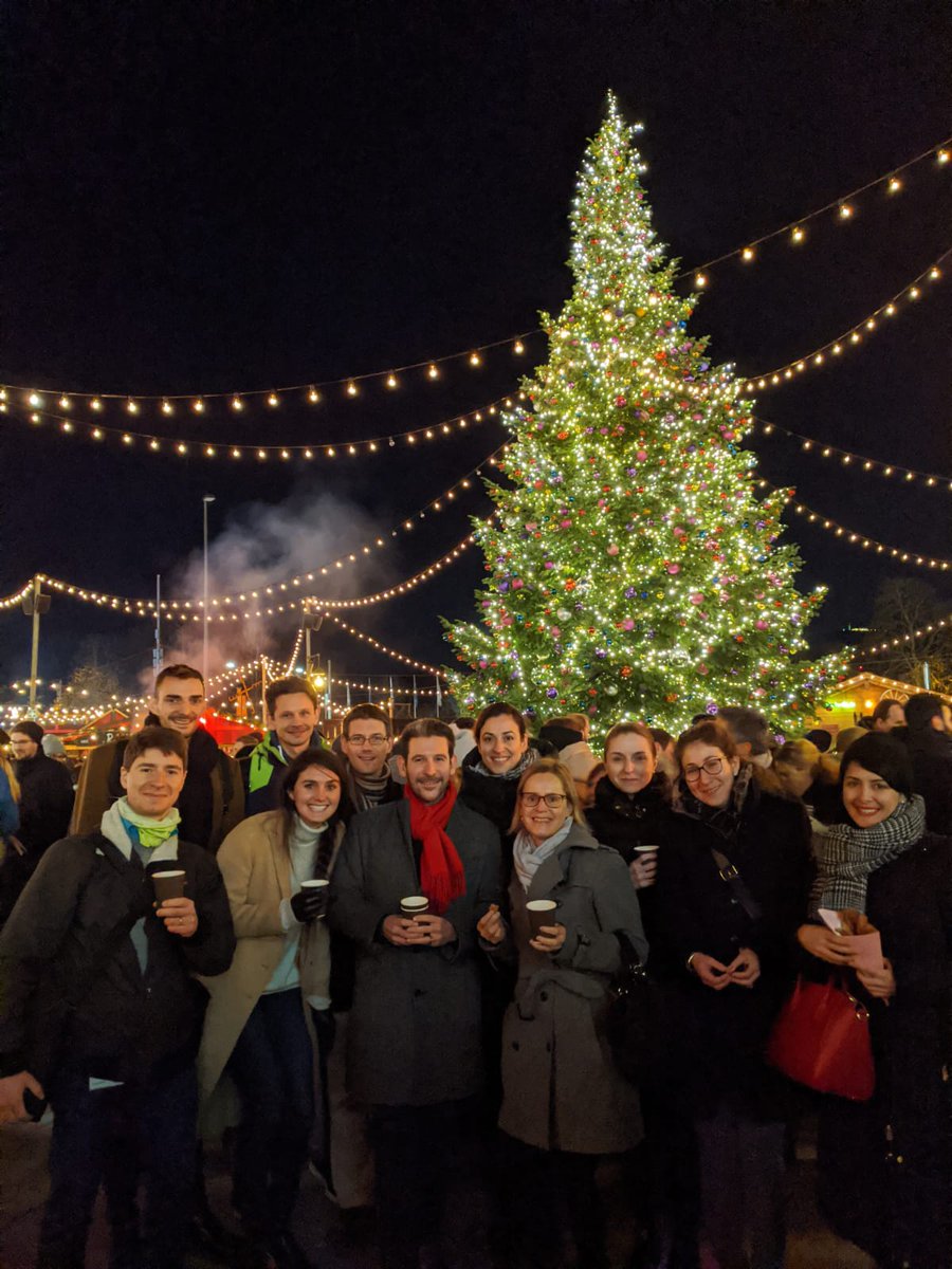 jeudis_ch's tweet photo. "Zimetschtern han i gern" 🎶🎄🎅
Les Jeudis se sont mis en mode Avent, vin chaud et chaleureuse ambiance au chalet ! 
Cher Père Noël, vous pouvez passer, on est prêt ! 
#jeudis #francophones #jeudisfrancophones #spontan #marché #marchédeNoël #convivialité #chalet #Zürich https://t.co/HxHGpnK2fJ