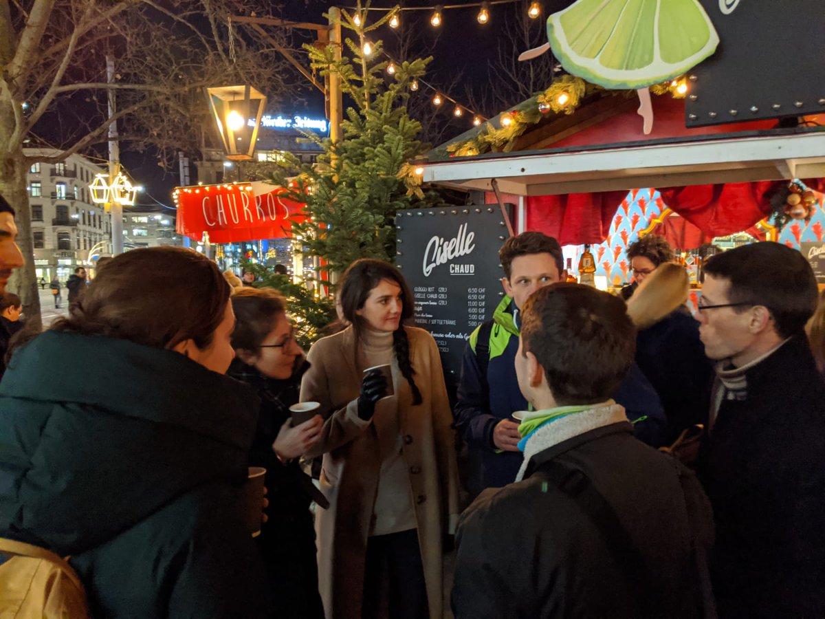 jeudis_ch's tweet photo. "Zimetschtern han i gern" 🎶🎄🎅
Les Jeudis se sont mis en mode Avent, vin chaud et chaleureuse ambiance au chalet ! 
Cher Père Noël, vous pouvez passer, on est prêt ! 
#jeudis #francophones #jeudisfrancophones #spontan #marché #marchédeNoël #convivialité #chalet #Zürich https://t.co/HxHGpnK2fJ