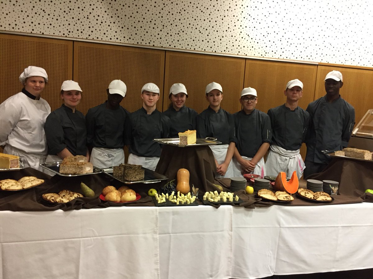 Ça y est le nouveau chef d’œuvre est arrivé ! Les classes de CAP cuisine et CSHCR ont présenté leurs premières productions : fleurs fruits légumes et terrines à regarder,déguster... un régal pour les yeux et les papilles!
Bravo à tous 😁#dsden70 #acabesancon