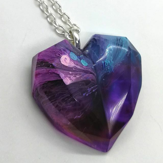 Crumbs_Fluff's tweet photo. Wonderland inspired caterpillar heart pendants are back in stock 🐛 link in bio #aliceinwonderland #alicecosplay #resin8uk #resinjewellery #steampunknecklace #fantasyjewelry #cosplay #steampunkcostume #handmadealphaholiday #steampunkalice https://t.co/X5LawEdA1H