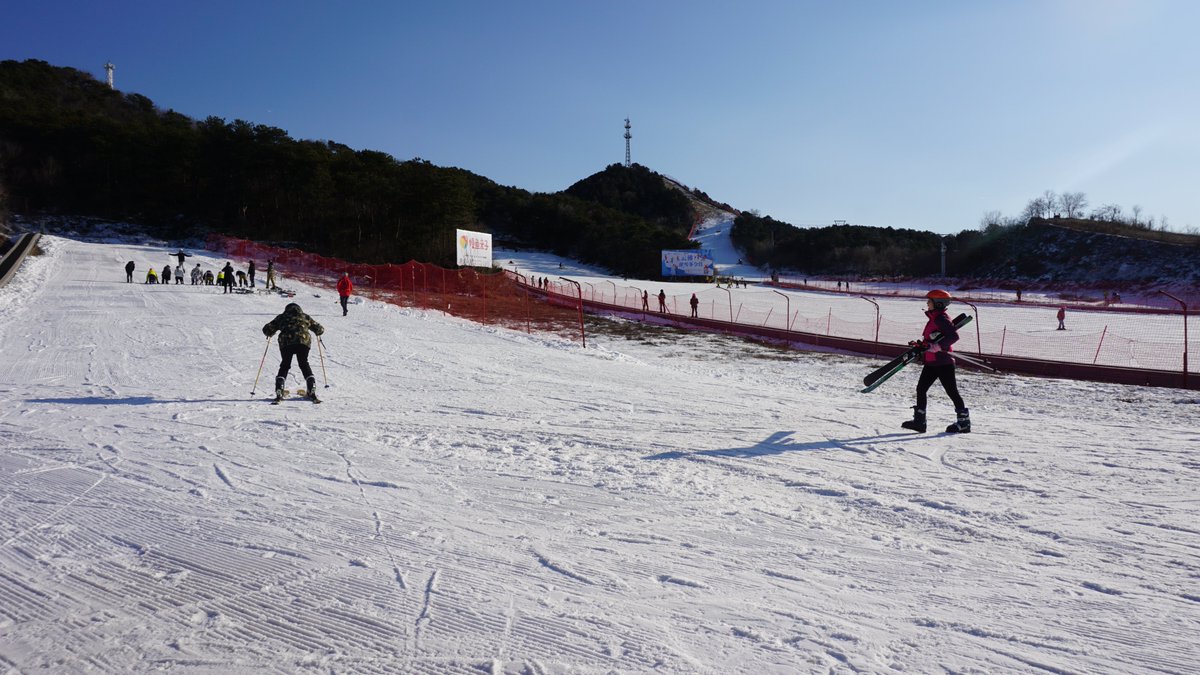 VisitBeijingcn's tweet photo. Beijing's northeastern Miyun District and northern Hebei Province's Luanping County launched winter events to warm up traveler experience. 🎿 The ski season has officially begun! These pics were taken at 📍Beijing Nanshan Ski Village and 📍Yunfoshan Ski Resort. #BeActiveBeijing https://t.co/nIzT7OibWz